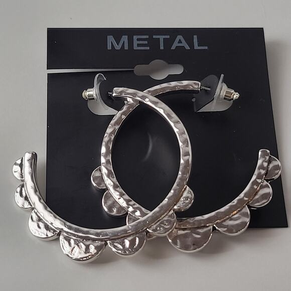 Metal Silver-Tone Scalloped Hoop Earrings Hammered Finish New on Card - Picture 2 of 7